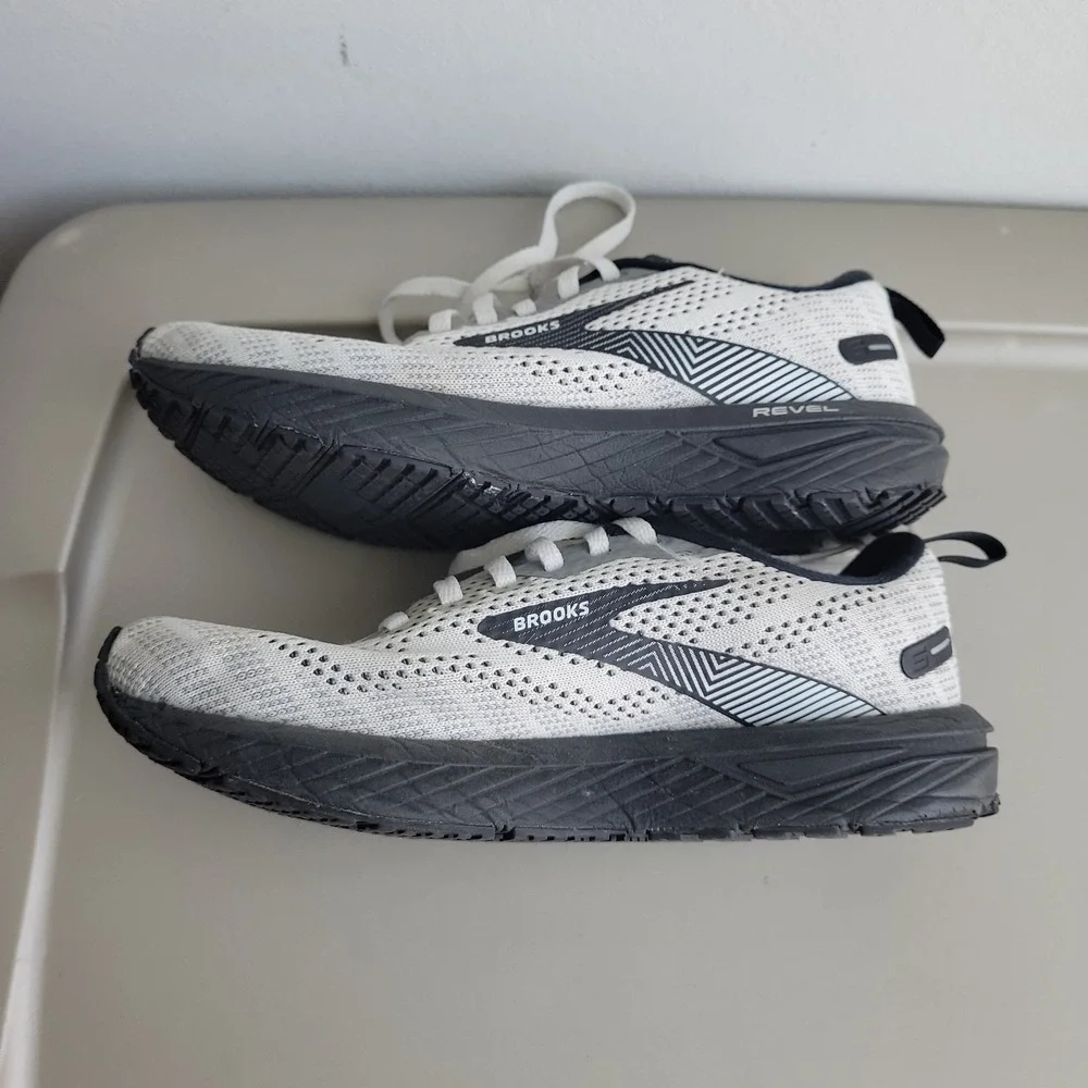 Brooks Revel 6 Shoes Women's 6 Black Gray Walking Running Sneakers Athletic